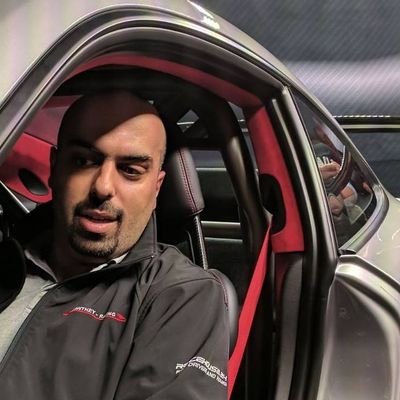 An automotive mechanic with a degree in finance and economics @rennsportkw