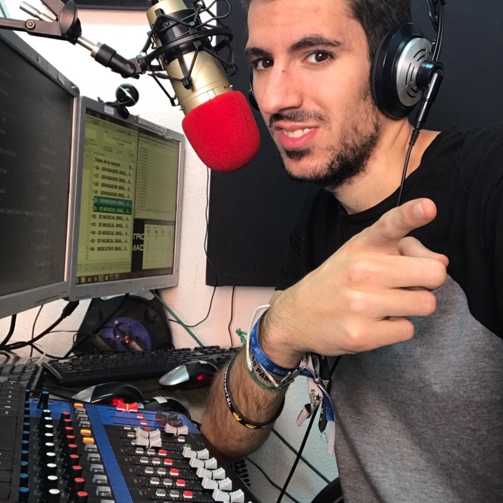 Soy Dj, CEO y locutor de @EDMRadioOficial Si no estoy en en 1 estudio d radio soy como 1 pez fuera del agua! Escucharnos en 104.7 FM de Madrid y en la web!