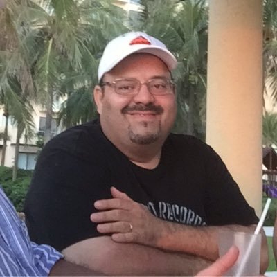 Padre de 3 Princesas, esposo feliz, trabajo y disfruto, leo mucho, twitteo poco, una cerveza, tequila o mezcal nunca caen mal.
