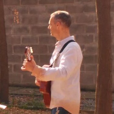 Professor de música de l'INS Manuel de Montsuar de Lleida. 
I vaig sempre en bici! I tu, no t'animes?