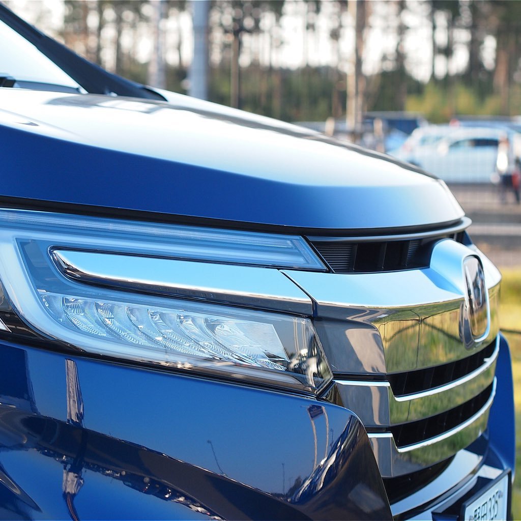 hundredhund_red's profile picture. テクノと車とお酒で構成。喋りっぱなしの長男は11歳になり、自由奔放6歳次男にただただ振り回される日々。果たして無事に育てられるのか、はたまた育てられないのか。
最近はカメラ片手に知らない土地を歩くことが好きです。