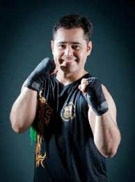 Professor de Muay Thai e  kickboxing profissional de educação física apaixonado por artes marciais .
