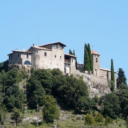 Castell de Llaés és un projecte de reforma i reconstrucció d'aquest castell del segle X. Ara com allotjament rural i amb hostes de tot el món camina a pas ferm.