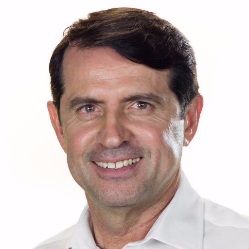 Empresario Carmelita, padre de familia, deportista. Comprometido con Carmen y su gente.
