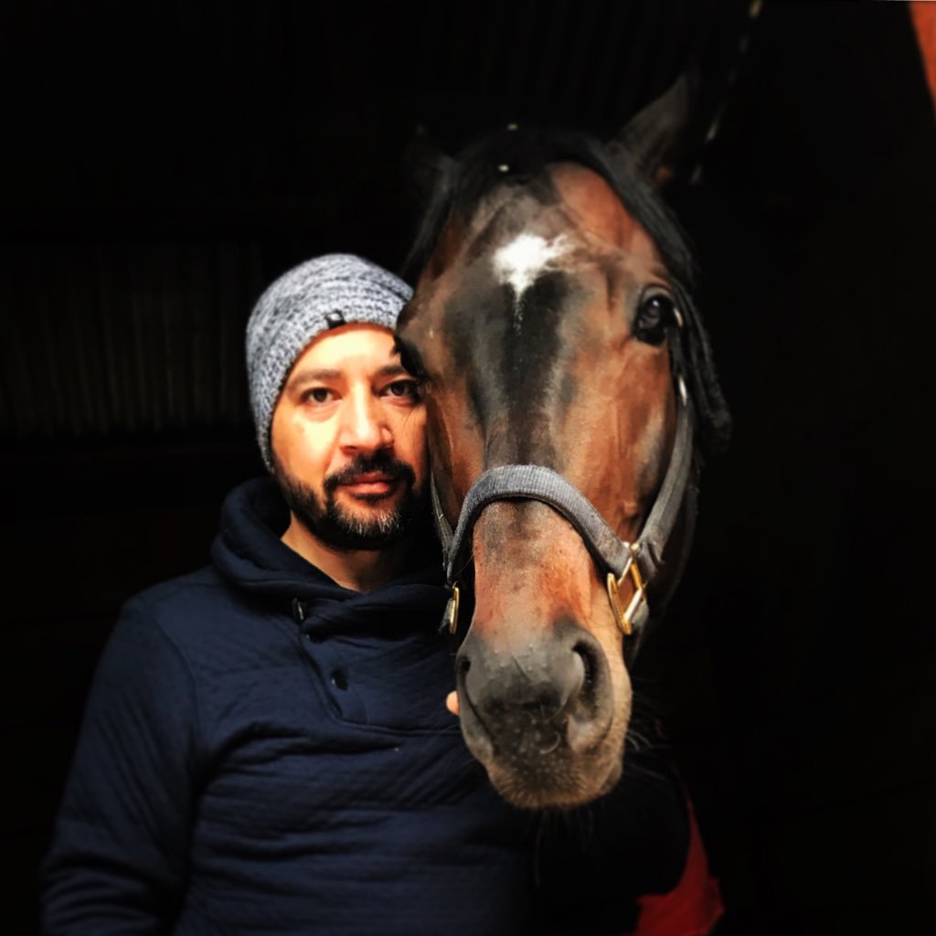 Padre de Iñigo y Colomba, Chorero, Nací en las patas de los caballos (Hipico) y Santiaguino por adopción, Colocolino de corazón... con la derecha solo escribo.