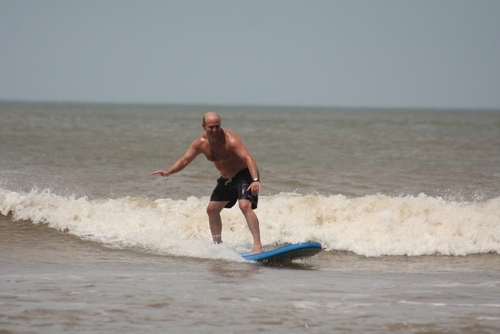 Arquitecto, 53 años, casado, Padre de tres hijos.