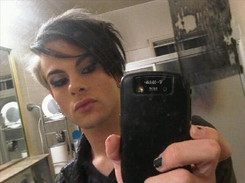 Daddy keeps some juicy photos and secrets on me *winks*
I'm an evil phone :]