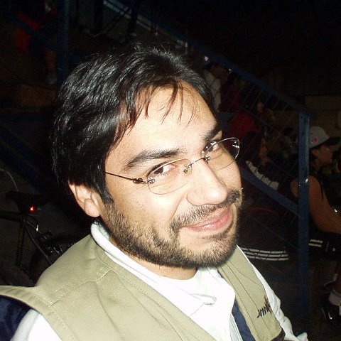 Periodista radial. webmaster y diseñador autodidacta. Azul de corazón.