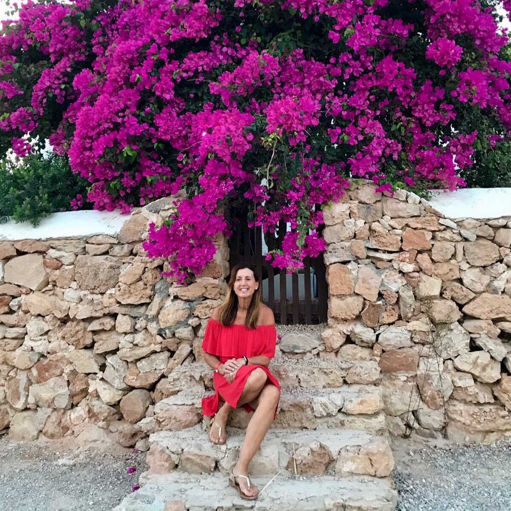 sarahliznewton's profile picture. Bright smiley star with legs.