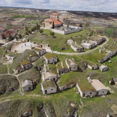 Bodegas de Moradillo de Roa, donde las chuletas y nuestro vino de la Ribera con buena compañía siempre dejan huella.