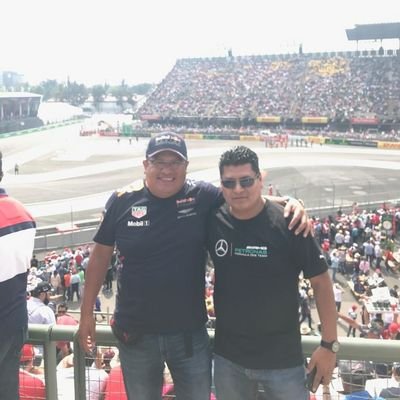 Aventurero , papá , esposo y amante de la velocidad.