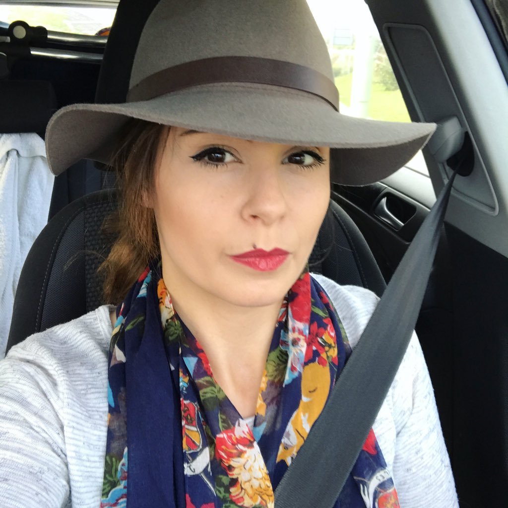 39, One time Blogger, coffee dependent, usually dreaming... Instagram: diamondsolitaire3