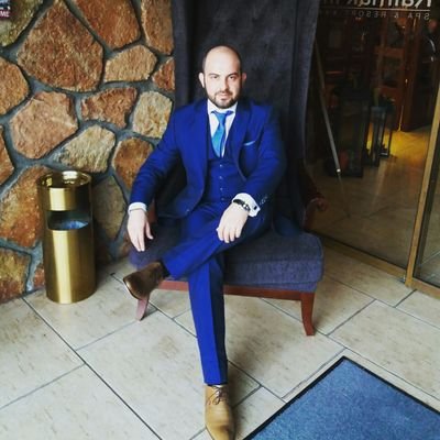 Ī¤Ī·Ļ Ī³Ī½ĻĻĻĪ®Ļ ĪæĪ¹ĪŗĪæĪ³ĪµĪ½ĪµĪÆĪ±Ļ. CEO of 'because fuck you, that's why'. I don't use Arch by the way.