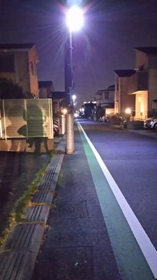 道路族、無駄吠え小型犬騒音族に日々悩まされてます。 公道でスケボー遊びするな。 夜チャリ乗るならライトつけろ！ スマホ握りながらチャリ乗るな‼ 公道はハンドル、ブレーキが無い遊具の走行は不可ですよ？ 警察への通報時には地域課へ！ 躾けないなら小型犬飼うな❗️放し飼い猫、敷地内侵入猫は違法！大事なら室内で飼いな❗️