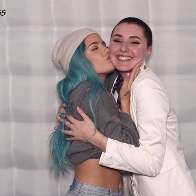 Halsey With Fans On Twitter Halsey S Short Blonde Hair Was Not