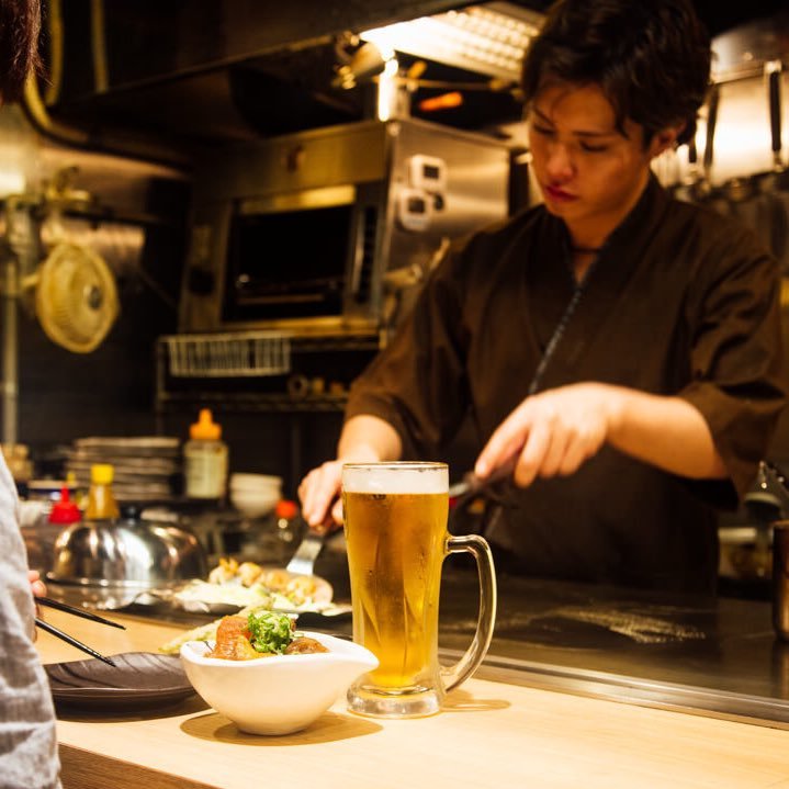 新宿三丁目で広島のお酒をはじめ、【 広島お好み焼き 】など提供する広島鉄板焼き居酒屋です！ 【 広島つけ麺 】も提供しております！営業時間 【土日祝・平日17時〜】ランチ【平日 11時〜14時】定休日 【月曜】TEL:03-6384-2411