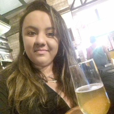 Apaixonada por futebol, Remista de corpo e alma. Pagodeira, ciumenta e escorpiana nata.
