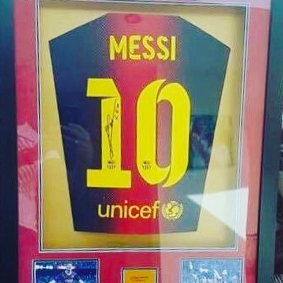 Buy a framed and signed shirt from your favourite soccer Players with worldwide delivery!!