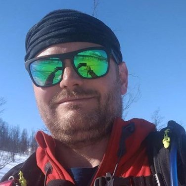 Snowboarding mountain walker. Pathological dislike of washing up. Quite likes a bit of music.