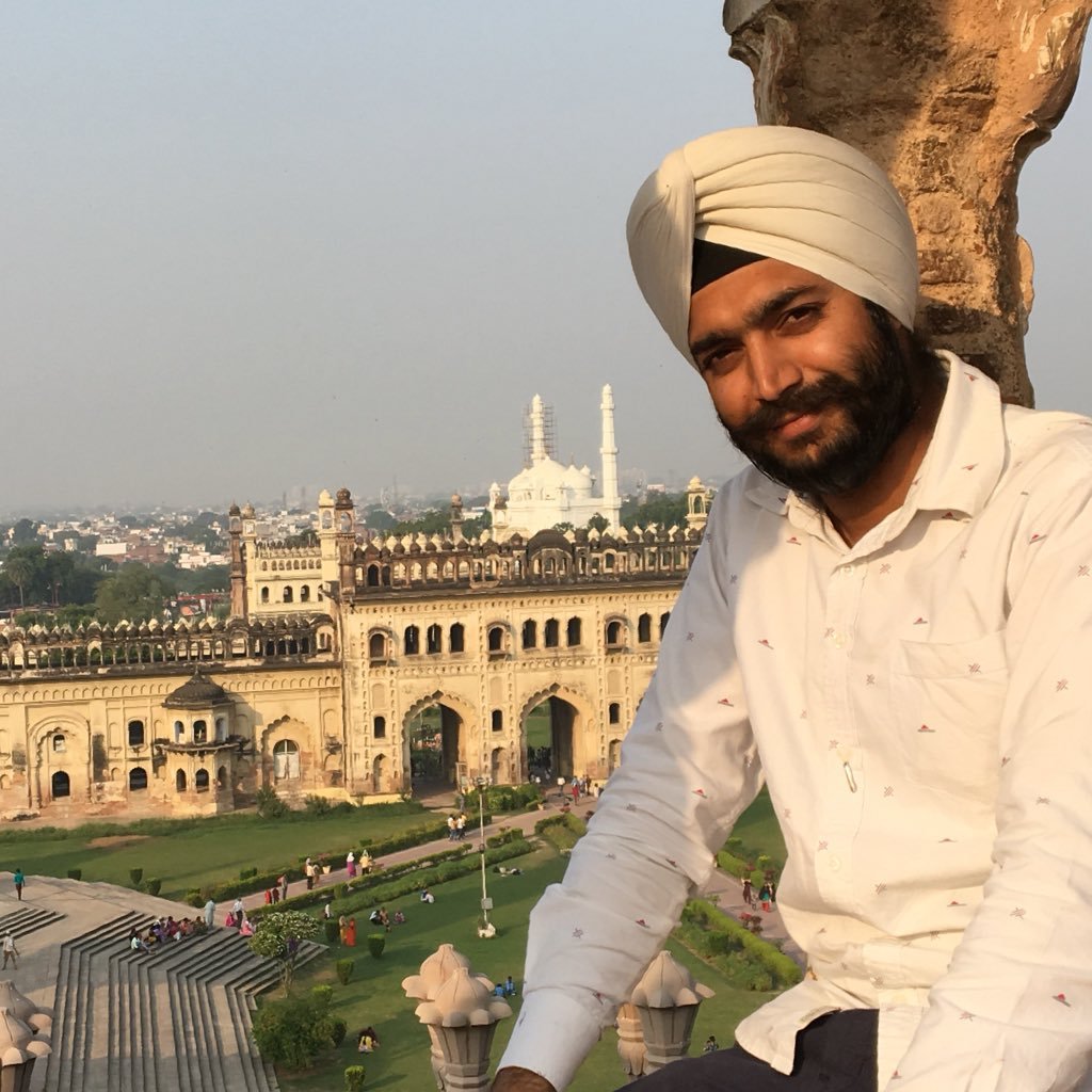 मैं आइना हूँ दिखाऊँगा दाग़ चेहरे का, जिसे बुरा लगे वो सामने से हट जाये।