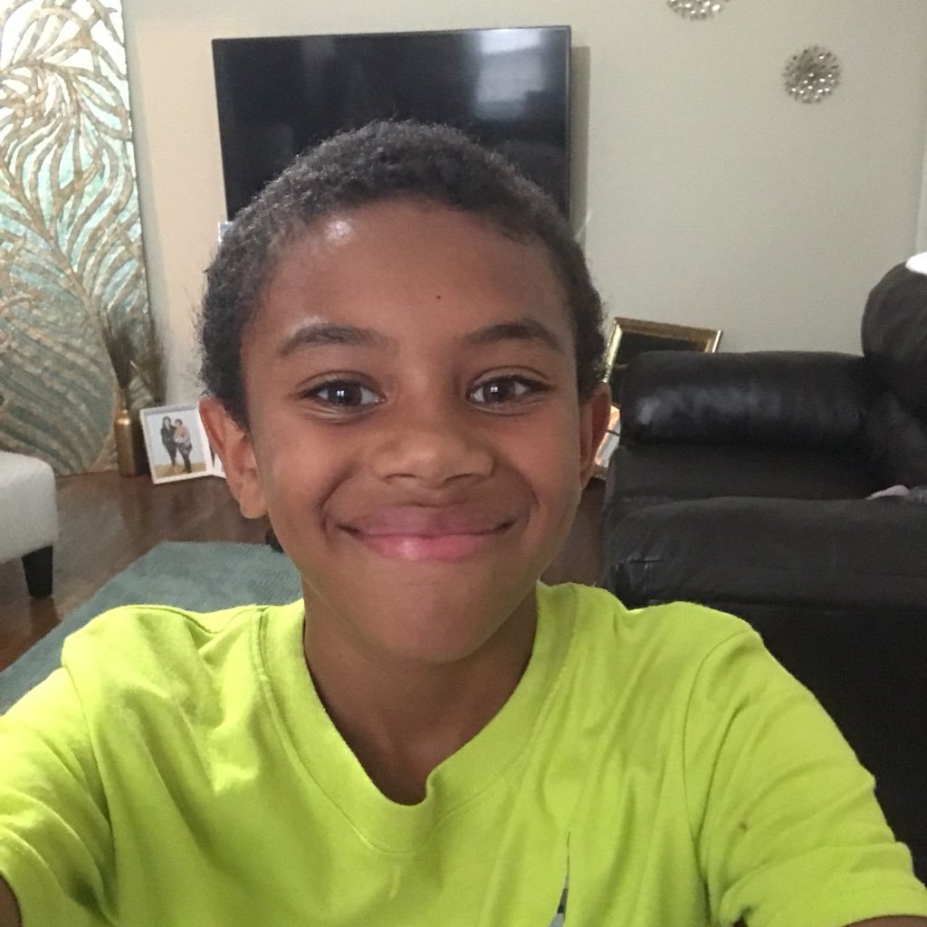 DeleonZade's profile picture. Playing games