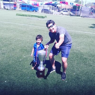 Ing. electromecánico, misionero, cerrista, adicto al cafe, amante de los deportes, anexo critico de agrandados y por sobre todo papá de Tony