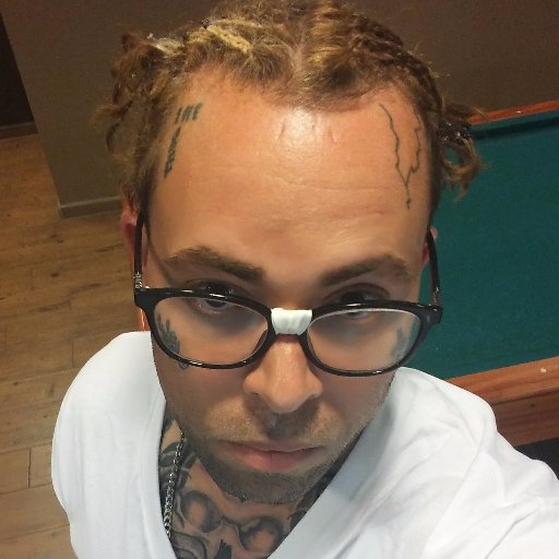 Nacido en Fajardo, Puerto Rico. Papo Chapo esta entrando al mundo del reggaeton y trap con controversia. Su flow y líricas salvajes lo separa del resto.