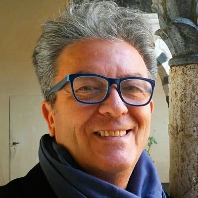 La storia umana, come la chiamiamo, è la bellezza dell'uomo tra ferri arrugginiti e ossi e pietre e petrolio.