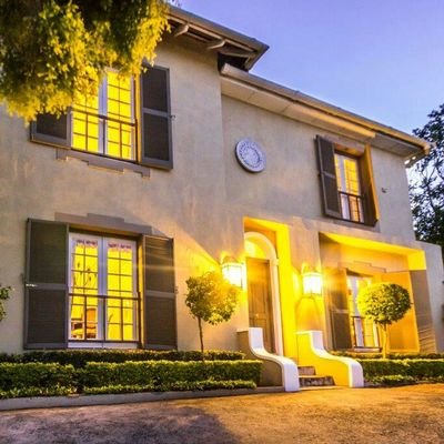 Self catering holiday home, located in Morningside Durban.  Sleeps 6 people max, swimming pool, free wifi.Close to Florida Rd, Moses Mabhida, Suncoast casino.
