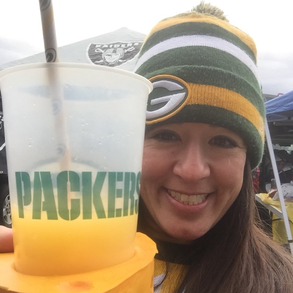 Wisconsin-born Cheesehead & #RootedInOakland flight attendant. Love my Packers, A's, Sacramento Kings, and all things cheese and beer #gopackgo 🍻💚🧀🐘🦁👑💜