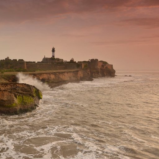 The island of Diu is the blissful confluence of silver sands and the golden sun. It nests some majestic beaches, for you to wander along, against the wind!