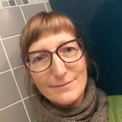 Directrice artistique de la compagnie Entre chien et loup / plasticienne / scénographe / amatrice de bons thés, rayons de soleil et chants des oiseaux