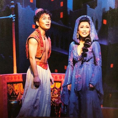 Uzivatel おかゆ Na Twitteru アラジン不足過ぎて ブロードウェイのaladdinを見ております 歌はもちろん 演出も同じなので 脳内日本語変換 キャストも アラジンは北村アラジン ジーニーは阿久津ジーニー ジャスミンは斎藤ジャス 三平ジャス に変換