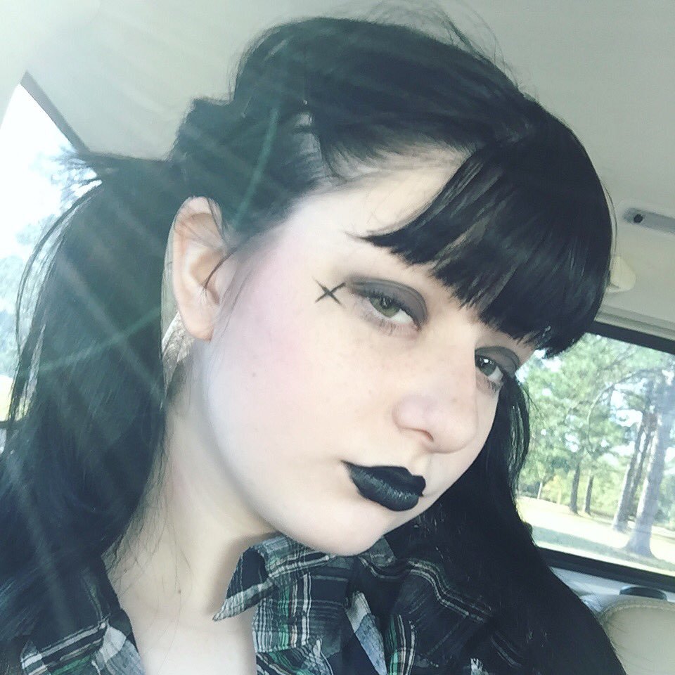 I’m that one goth bitch in Panama City, with no eyebrows. what’s good?