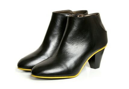 ysasuparis's profile picture. Women shoes brand in Paris, since 2003 by French and Japanese designers, John and Ayumi. 「YSASU」=「イザス」と読みます。