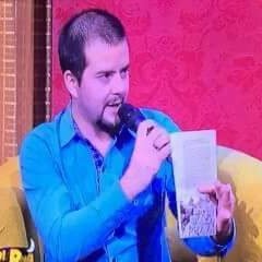 Autor del libro cómo enfrentar tus obstáculos y egresado de la licenciatura en derecho.