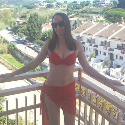 Works at British Airways. I'm kind, caring, fun loving. I Love movies, reading and more importantly family & friends. I work hard for life's little luxurys.