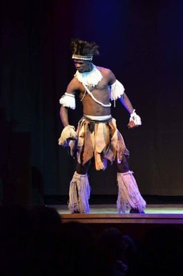 Danseur professionnel et professeur de danses traditionnelles du Mozambique et d'afroswing. Basé à Genève, Suisse. Danseur de Hodi Afroswing.