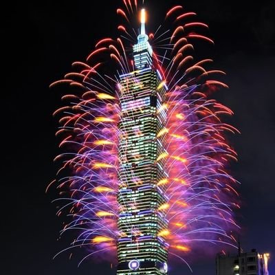 Haruo 今年の台北101のカウントダウン花火がどれだけハンパじゃないかというと ほとんどビルの爆発か火事レベル