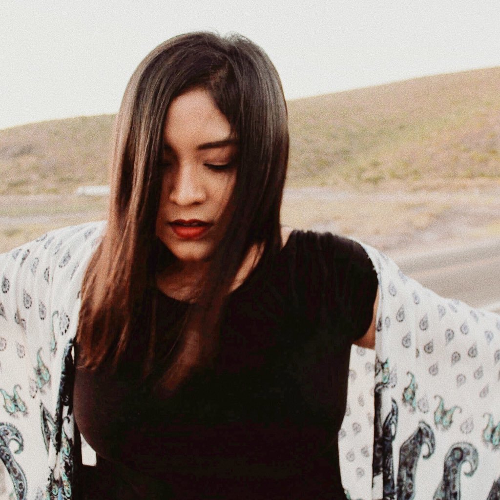 soy Ana y tengo un blog que se llama Las princesas también escriben, aquí también dejo escapar algunas letras. @anakgarciai