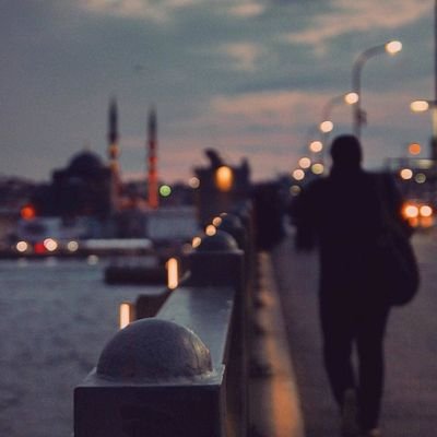 م احفظ بحور الشعر لكني اكتب
جرحي يسوّي من المواجع قصيده