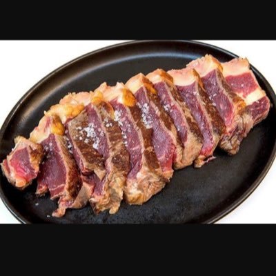 Enamorado de mi mujer y de mis hijos. Comer torreznos me salvó de una depresión. De pequeño quería ser vendedor de carne de cerdo. Madridista.