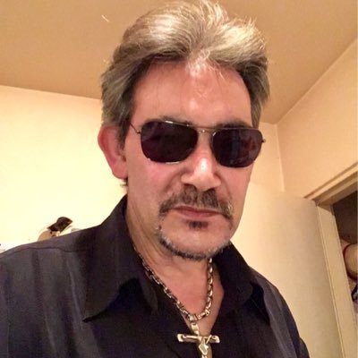 Je suis Bobby Bastien chanteur de rock blues et guitariste mes influents Elvis et johnny jais partager sur YouTube plus de 180 titre studio personnel JH