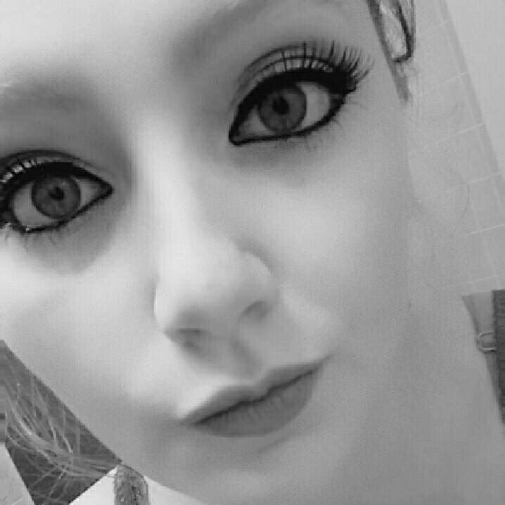 autumn_marieJ's profile picture. somewhere between Proverbs 31 and Tupac, there’s me.