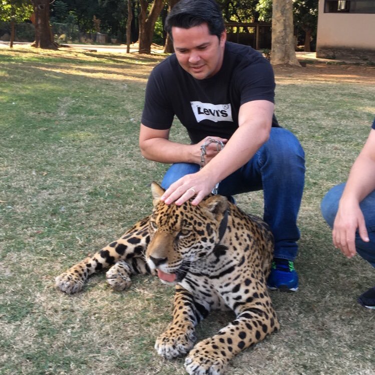 Casado, pai de dois filhos, veterinario, servidor publico da prefeitura de Goiania, Supervisor Geral do zoologico de Goiania