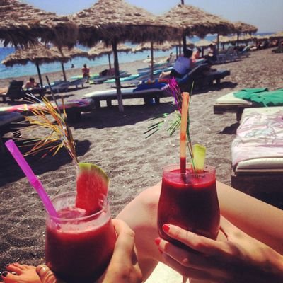 redlips066's profile picture. La vida es una tragedia en primer plano, pero una comedia en plano general