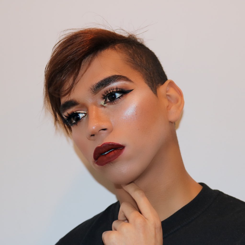I'm just another guy in makeup and I believe no one boy or girl should be afraid of expressing themselves through makeup ✨ I make YouTube videos! ✨ check it out