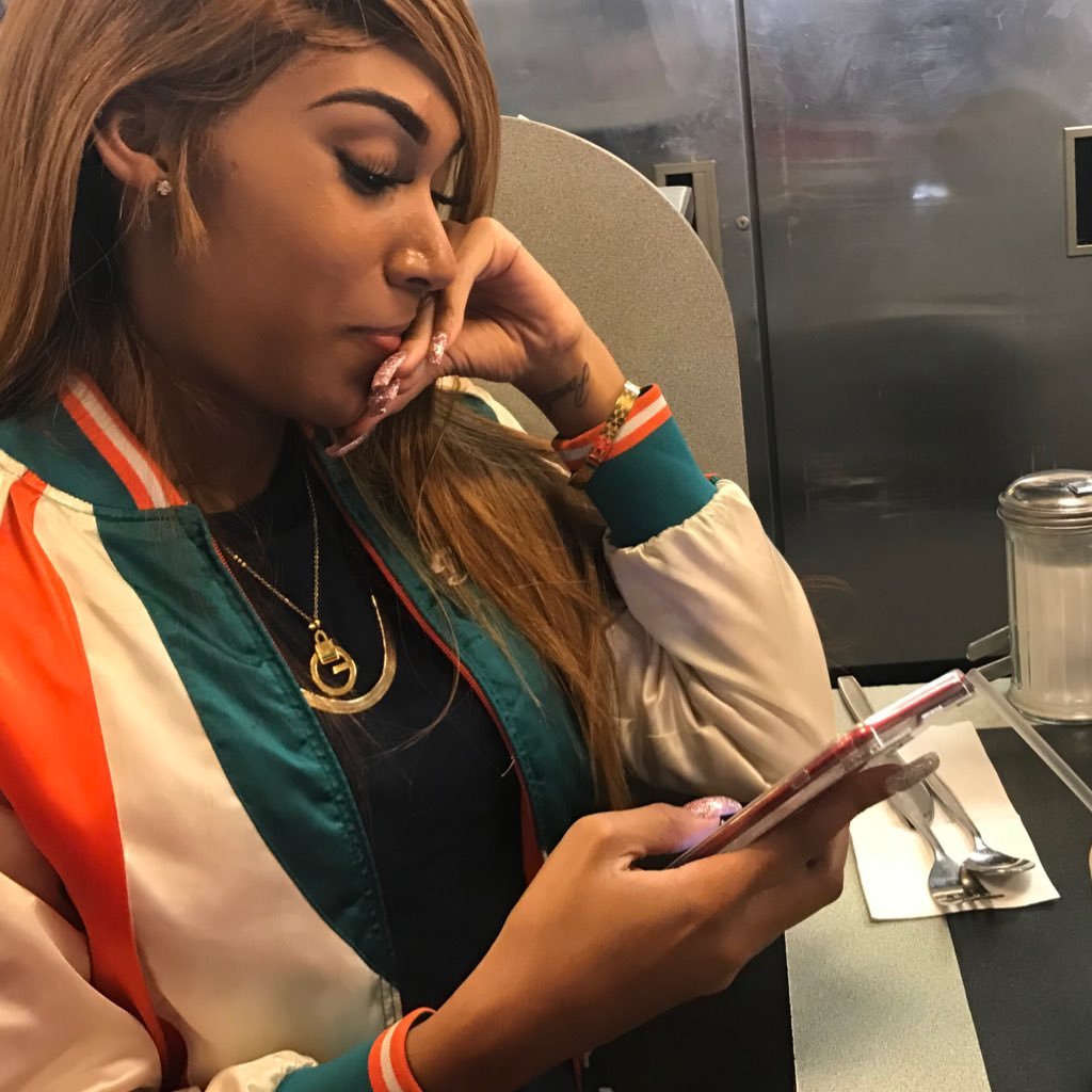 karabelle_'s profile picture. God 1st main focus is to remain focused SC:karahighrolling 🤘🏽Houston made 🇯🇲🇧🇿#freegino #ripfallenones LEVI K. TAYLOR 👶🏽💙💚