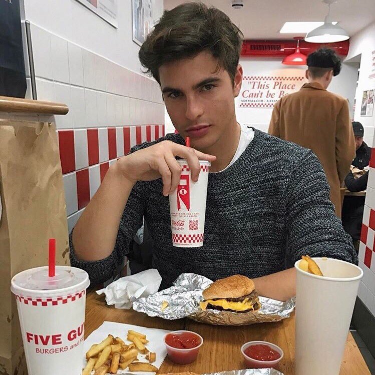 Iām a 21 year old. Iām Spanish. Proud Dad to my Son Steven. SINGLE PRINGLE