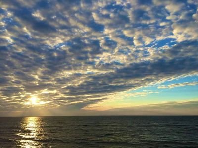 日和(にわ)とは海(海面?)のコトらしいです
にわ→2つの輪っか→∞
↕️
和(円・縁)に泊まります→縁を大事に
↑
沖永良部島 『和泊』 撰